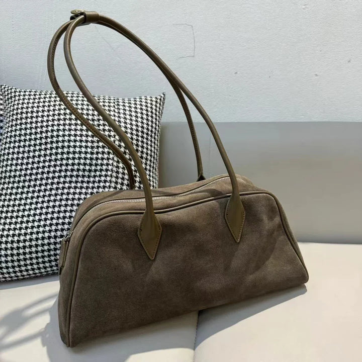 Vue intérieure d'un sac fourre-tout en daim pour femme, spacieux, avec poches de rangement, maroquinerie.
