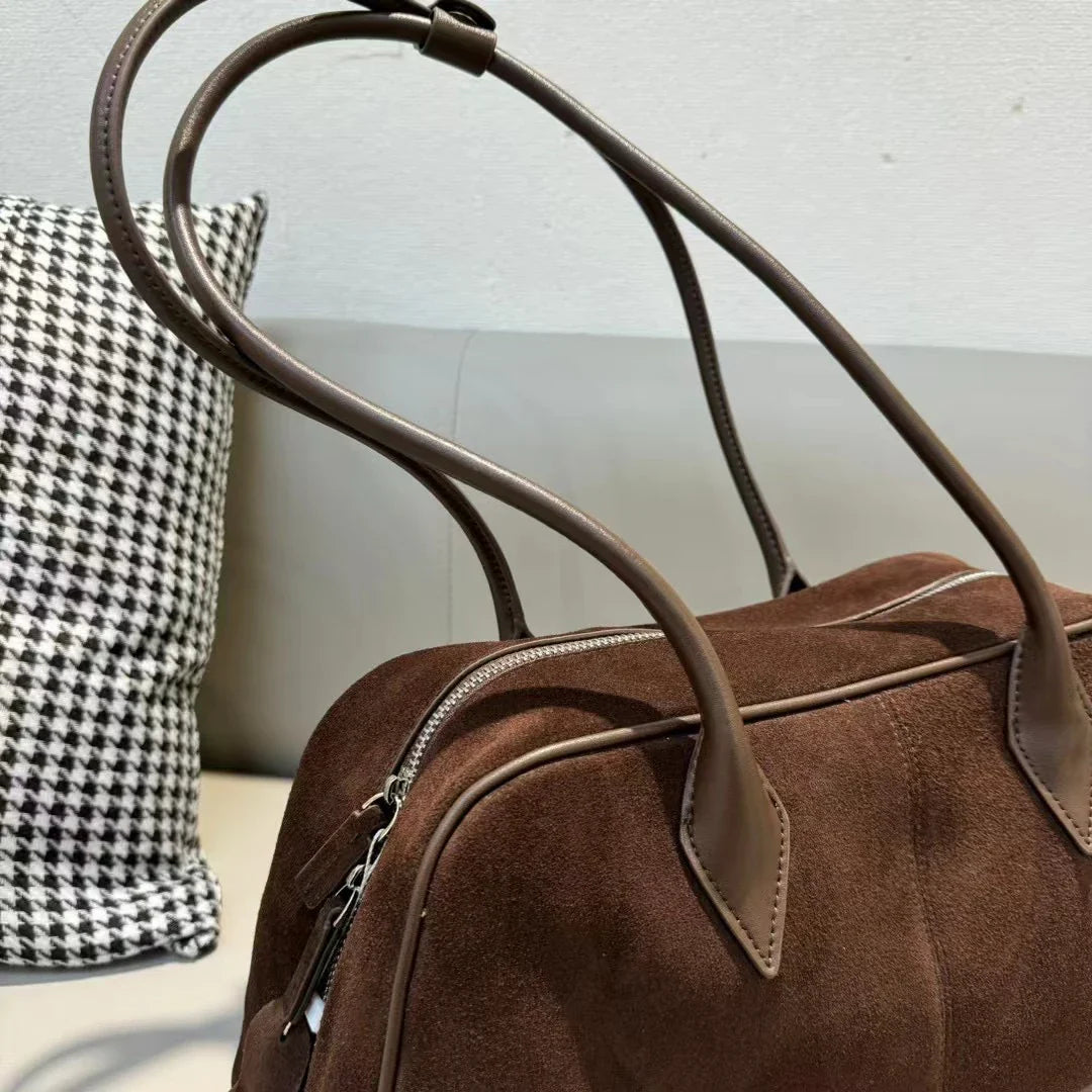 Sac fourre-tout femme en daim bleu marine, élégant et pratique, idéal pour les tenues automne-hiver.