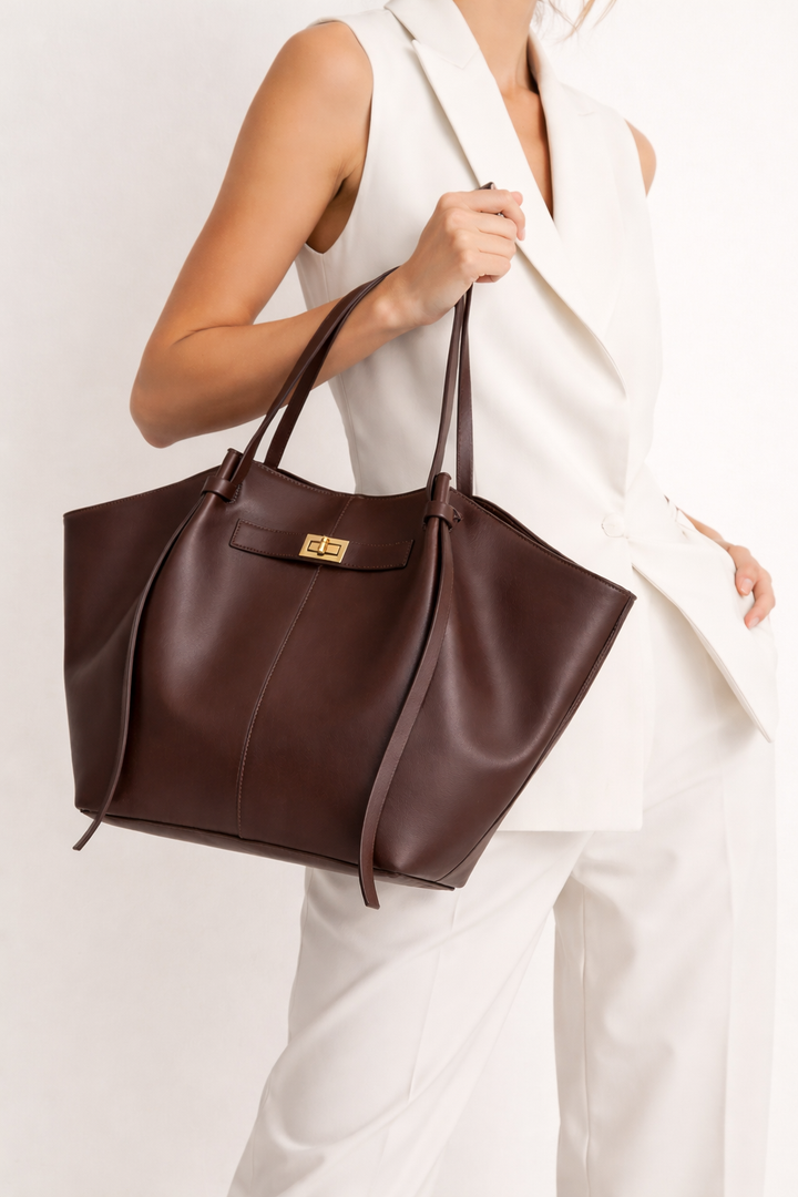 Sac cabas chic pour femme avec longue anse, accessoire de mode polyvalent.
