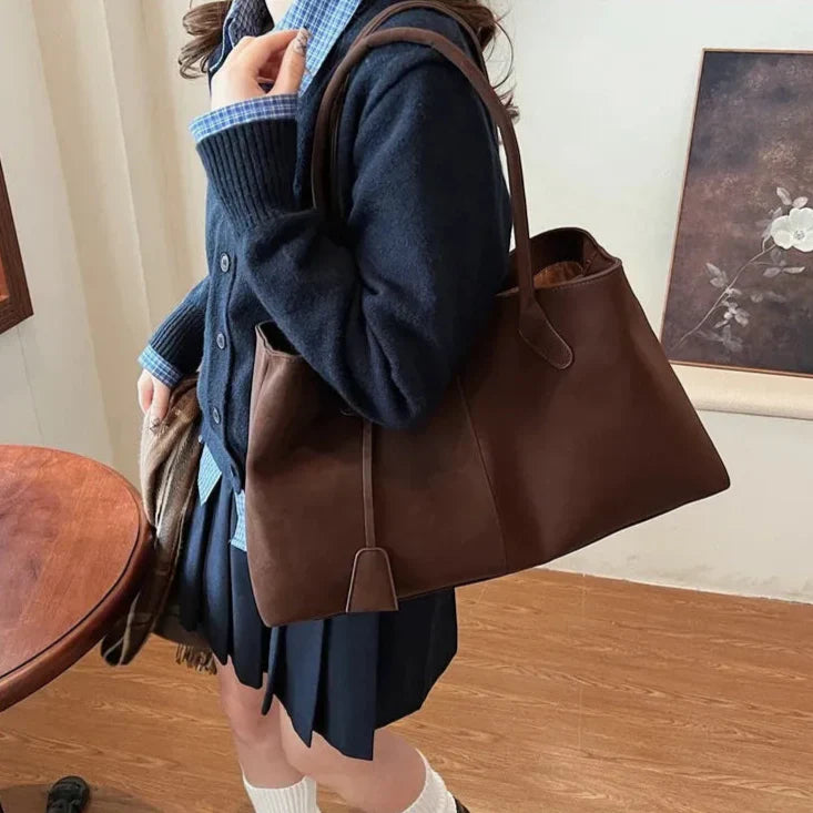 Grand sac fourre-tout spacieux et polyvalent pour femme, parfait pour transporter vos essentiels.