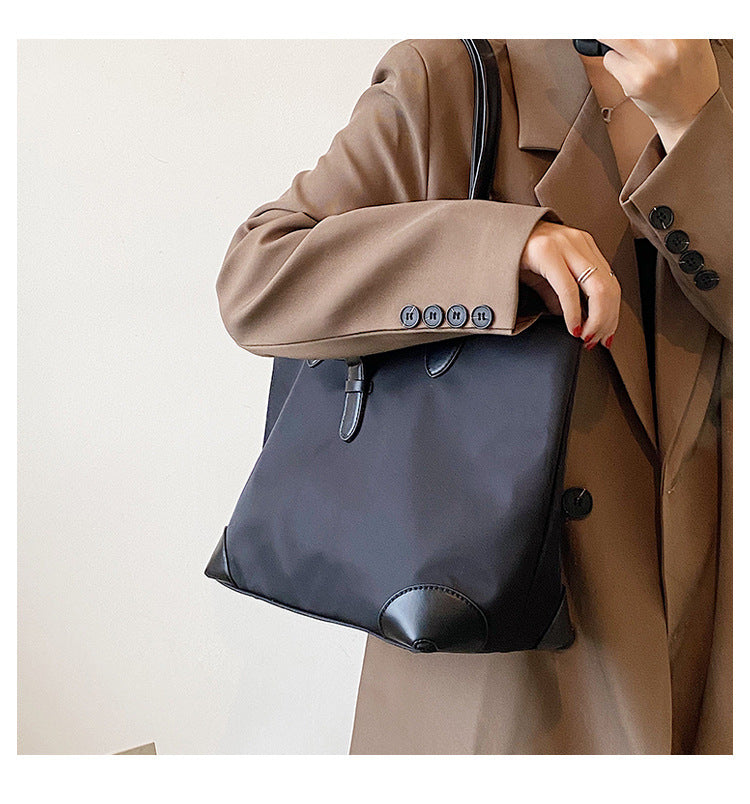 Sac fourre-tout noir en cuir texturé pour femme, avec anses robustes, accessoire de mode intemporel