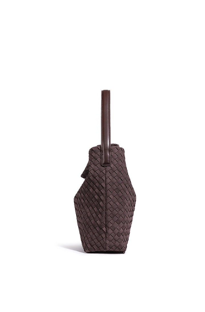 Texture tressée sophistiquée d'un grand sac fourre-tout élégant pour femmes. Idéal comme organisateur.