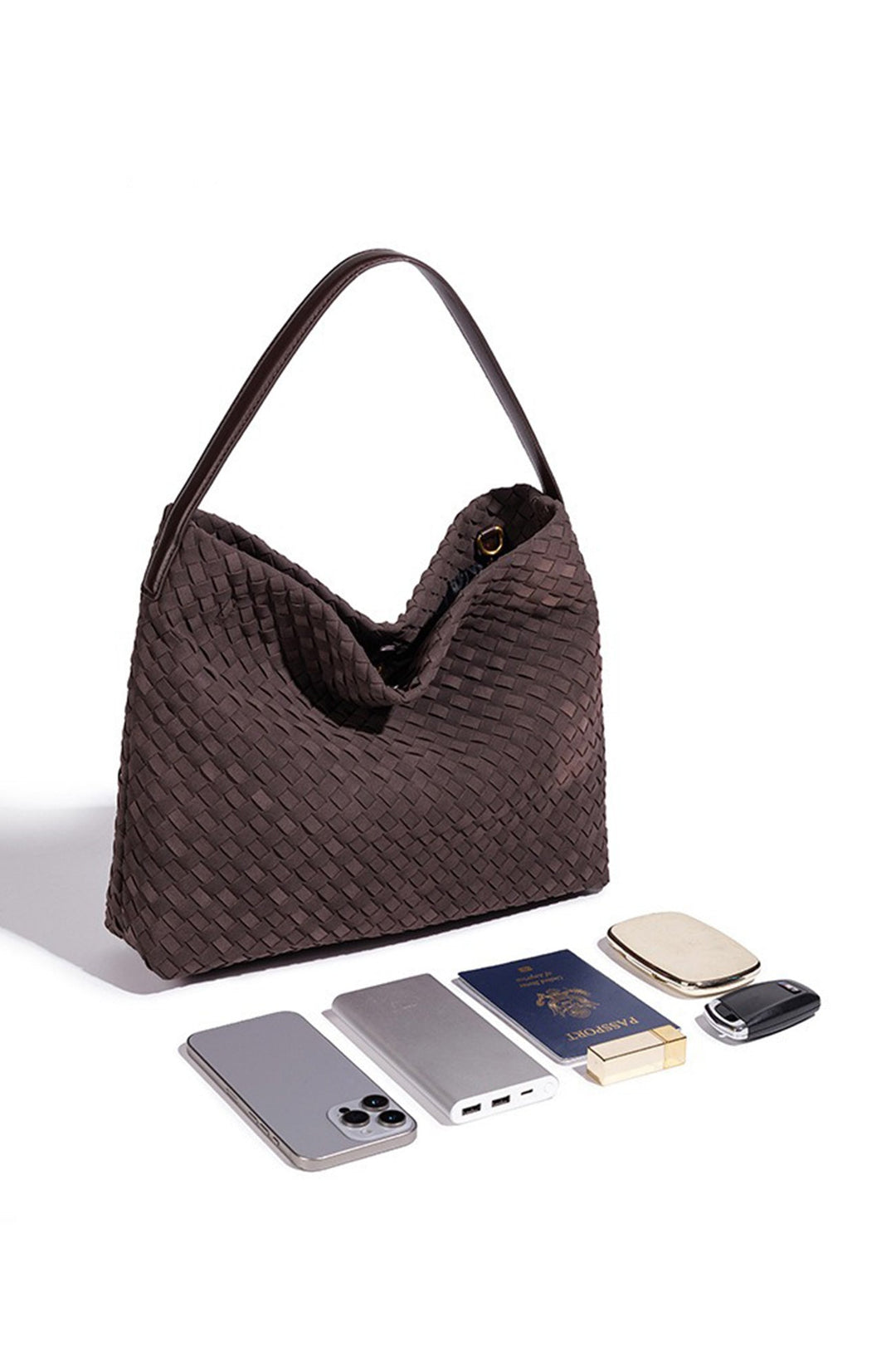 Grand sac à épaule tressé pour femmes, élégant et pratique. L'accessoire de mode parfait pour le quotidien.