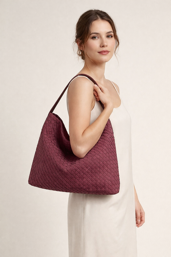 Grand sac fourre-tout tressé en synthétique pour femmes. Texture élégante, parfait sac à épaule de mode.