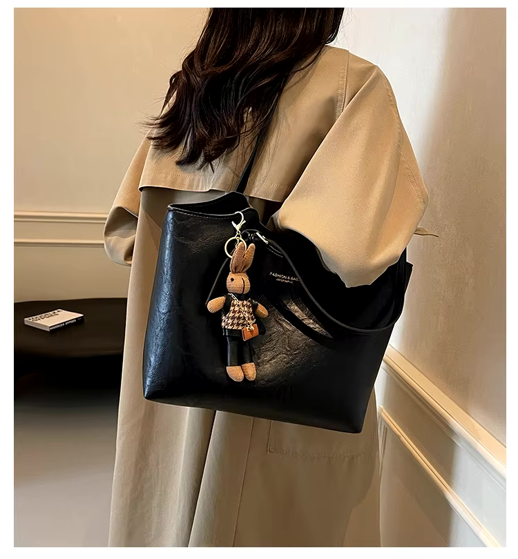Profil élégant d'un grand sac fourre-tout en cuir vegan vintage, accessoire de mode femme.