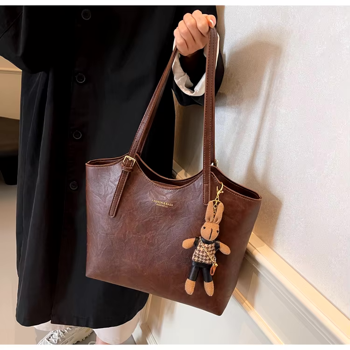 Texture détaillée du cuir vegan vintage sur un sac à main femme, accessoire mode chic.