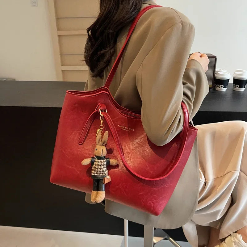 Femme portant un sac fourre-tout élégant en cuir vegan, look vintage chic et moderne.