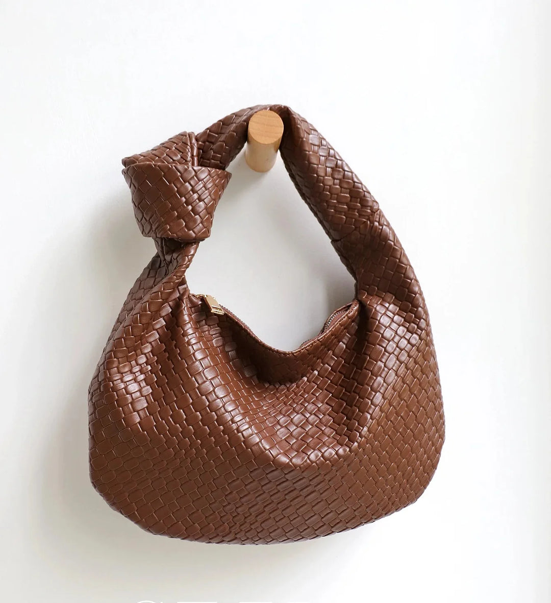 Sac hobo femme élégant en similicuir souple, parfait pour un look bohème chic au quotidien.