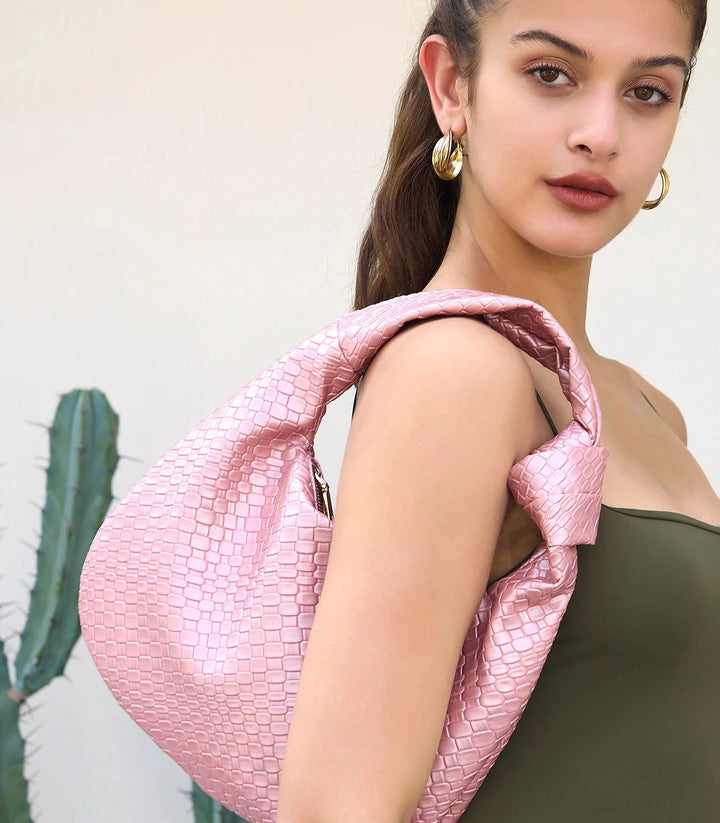 Sac hobo bohème chic en similicuir souple, grand format, confortable à porter à l'épaule.