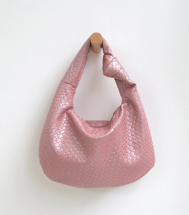 Sac épaule femme en similicuir souple, design hobo moderne, l'accessoire mode bohème chic.