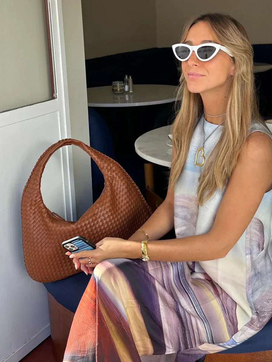 "Sac Hobo tressé cuir synthétique bordeaux élégant, design chic avec anse souple, parfait pour style raffiné et pratique."