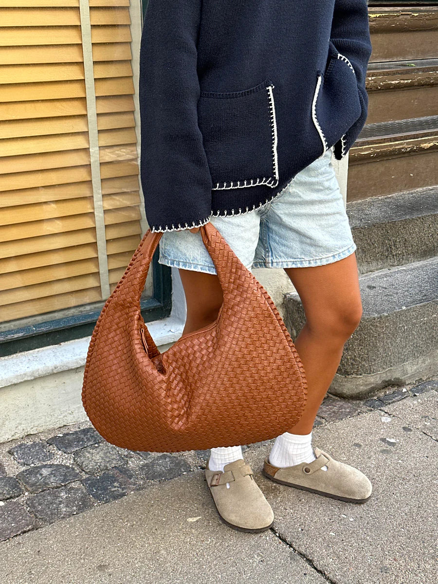 "Sac Hobo tressé cuir synthétique bordeaux élégant, design chic avec anse souple, parfait pour style raffiné et pratique."