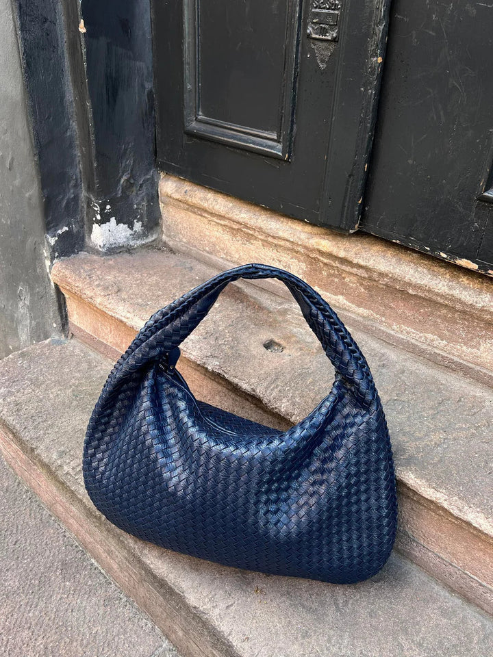 "Sac Hobo tressé cuir synthétique bordeaux élégant, design chic avec anse souple, parfait pour style raffiné et pratique."
