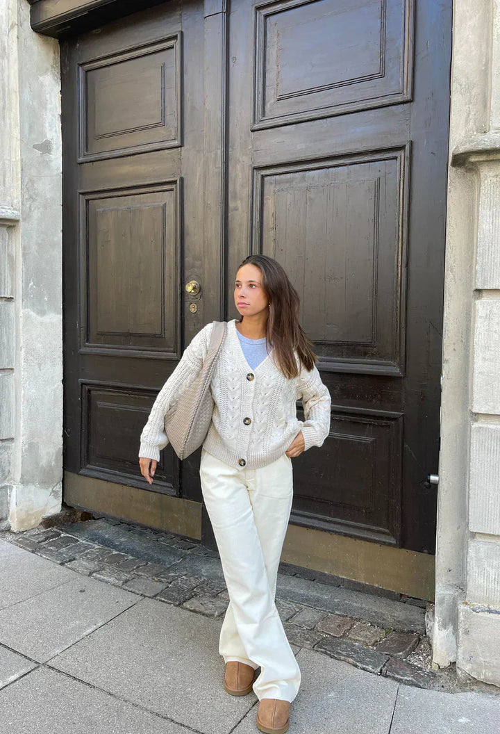 "Sac Hobo tressé cuir synthétique bordeaux élégant, design chic avec anse souple, parfait pour style raffiné et pratique."