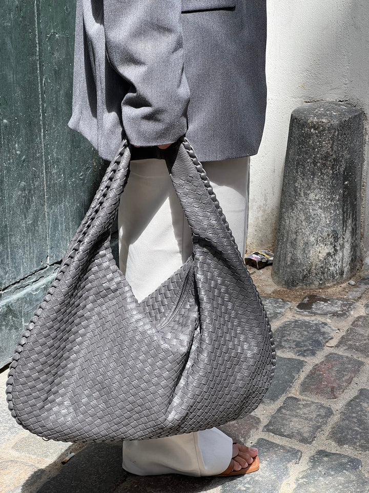 "Sac Hobo tressé cuir synthétique bordeaux élégant, design chic avec anse souple, parfait pour style raffiné et pratique."