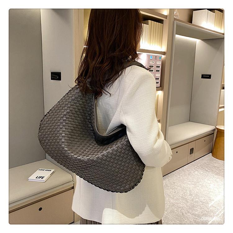 "Sac Hobo tressé cuir synthétique bordeaux élégant, design chic avec anse souple, parfait pour style raffiné et pratique."