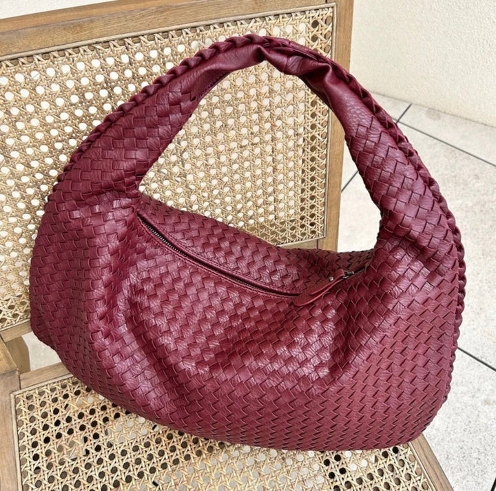 "Sac Hobo tressé cuir synthétique bordeaux élégant, design chic avec anse souple, parfait pour style raffiné et pratique."