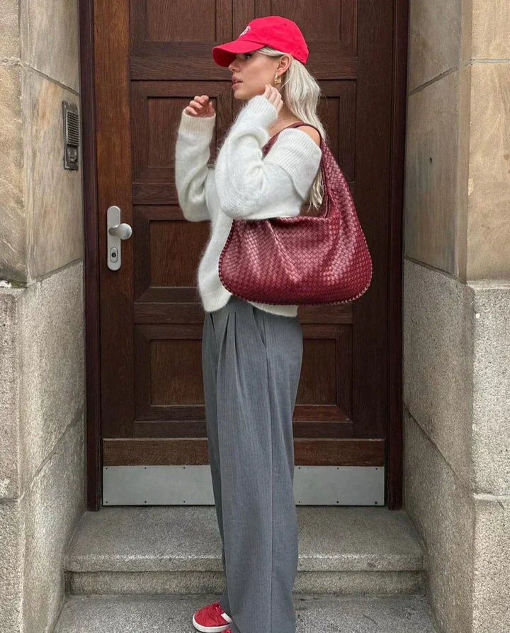 "Sac Hobo tressé cuir synthétique bordeaux élégant, design chic avec anse souple, parfait pour style raffiné et pratique."