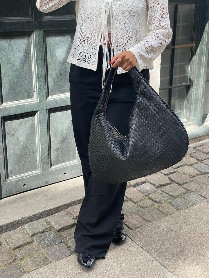 "Sac Hobo tressé cuir synthétique bordeaux élégant, design chic avec anse souple, parfait pour style raffiné et pratique."