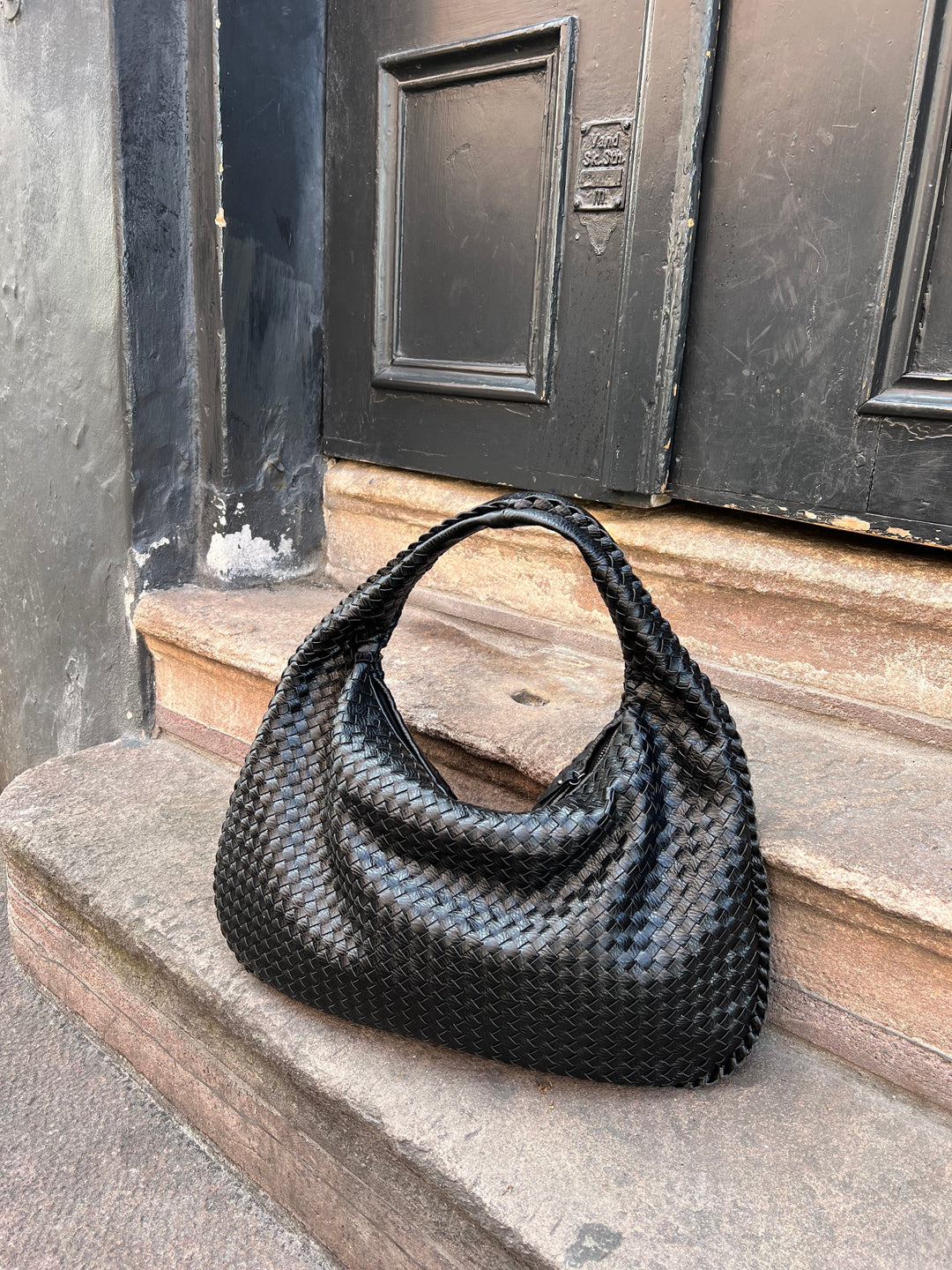 "Sac Hobo tressé cuir synthétique bordeaux élégant, design chic avec anse souple, parfait pour style raffiné et pratique."