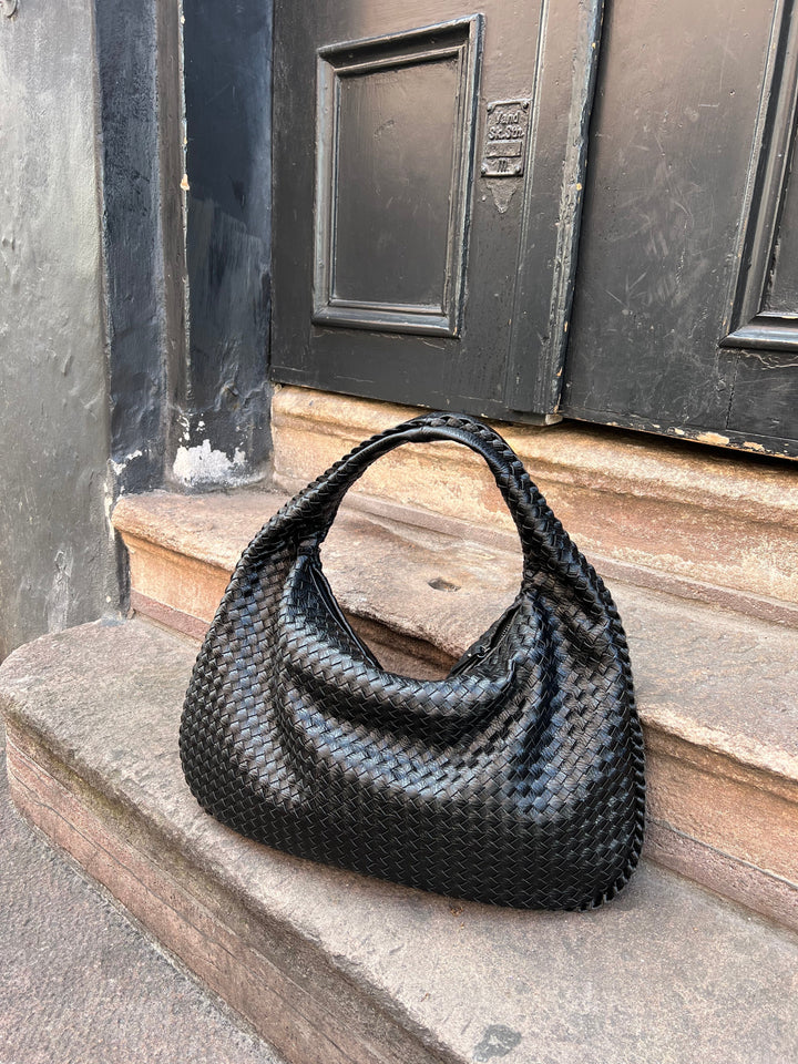 "Sac Hobo tressé cuir synthétique bordeaux élégant, design chic avec anse souple, parfait pour style raffiné et pratique."