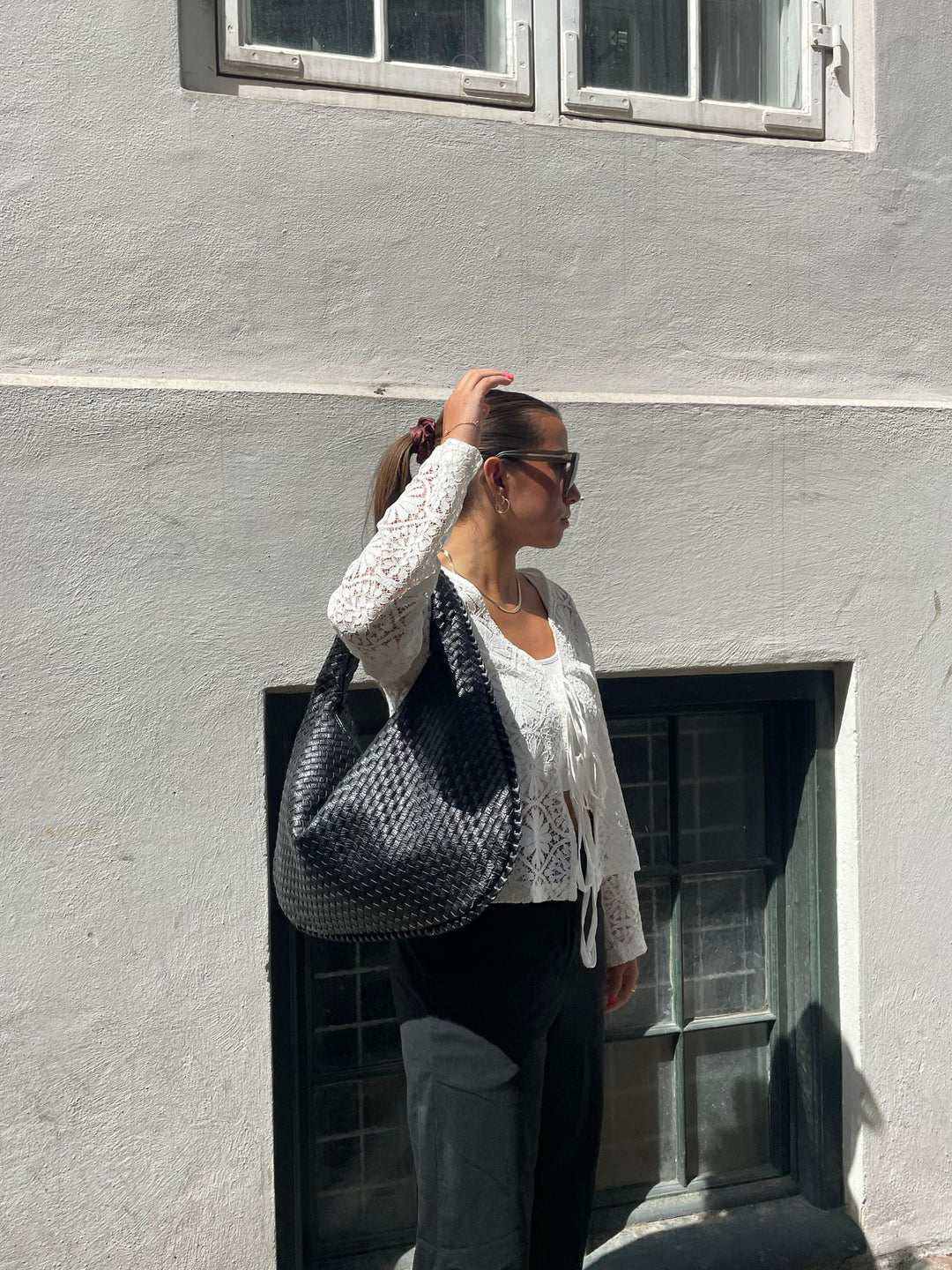 "Sac Hobo tressé cuir synthétique bordeaux élégant, design chic avec anse souple, parfait pour style raffiné et pratique."