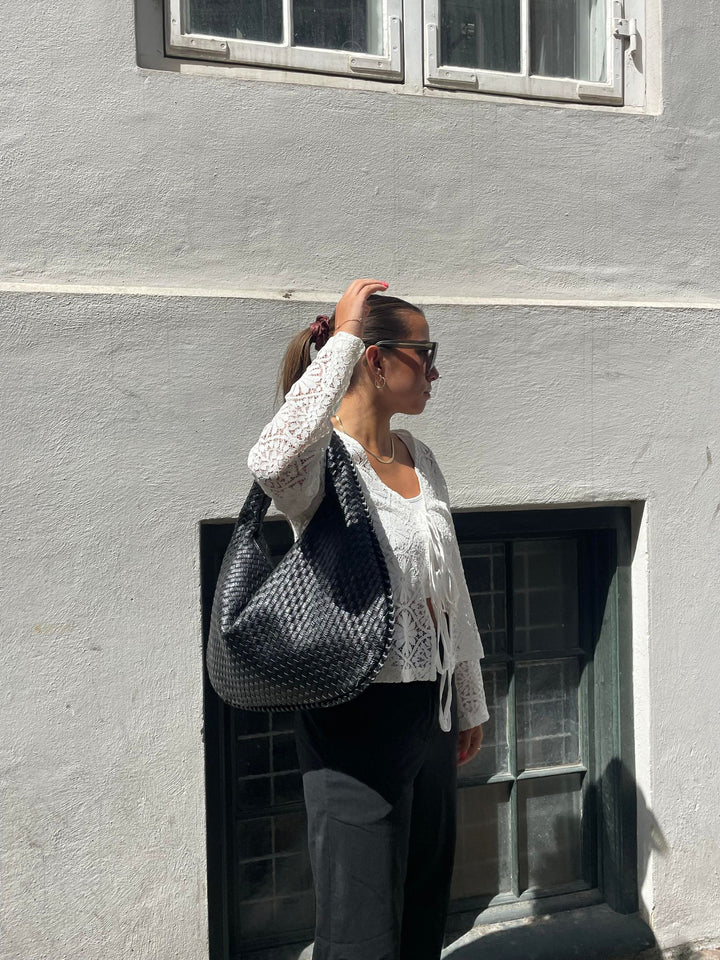 "Sac Hobo tressé cuir synthétique bordeaux élégant, design chic avec anse souple, parfait pour style raffiné et pratique."
