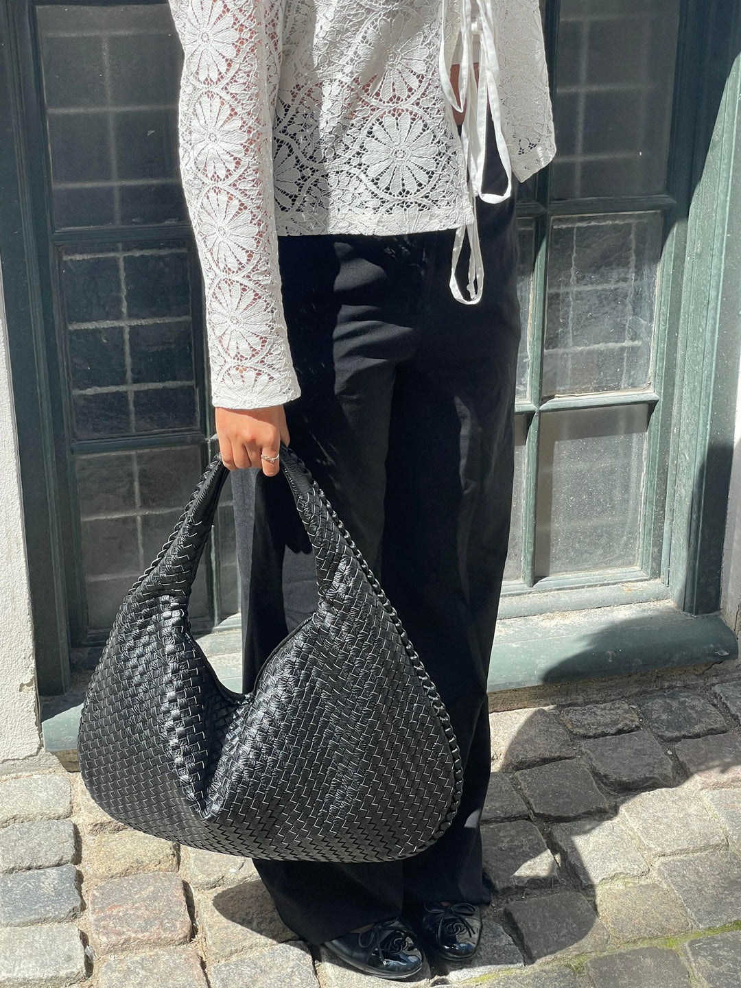 "Sac Hobo tressé cuir synthétique bordeaux élégant, design chic avec anse souple, parfait pour style raffiné et pratique."