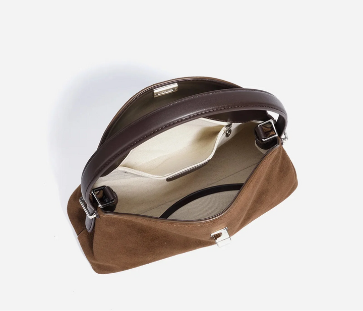 Porté épaule : Sac Alma en cuir suédé marron, style bandoulière, mode femme automne