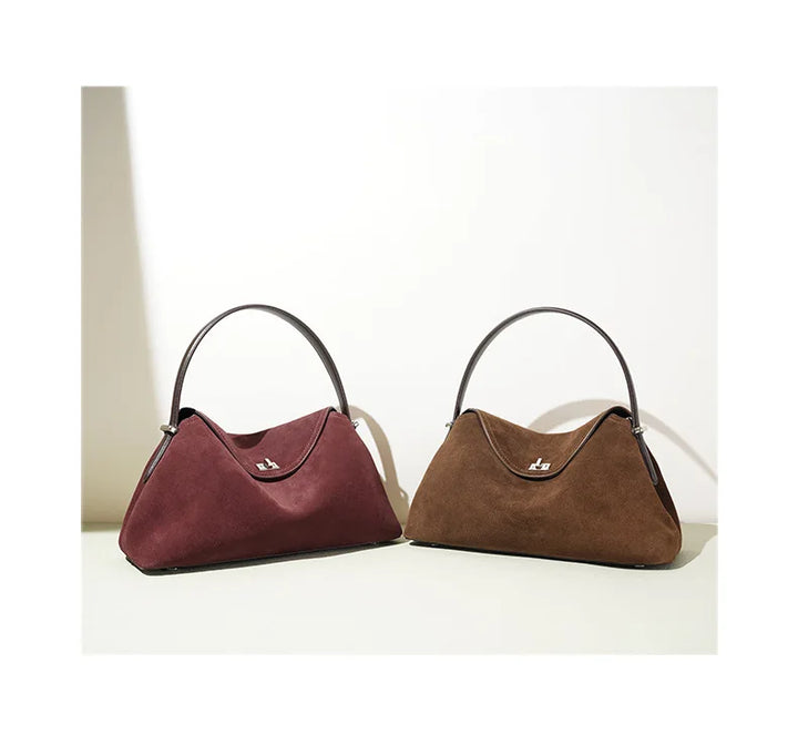 Détail du bas du sac Alma en cuir suédé, structure trapèze stable, sac femme de qualité