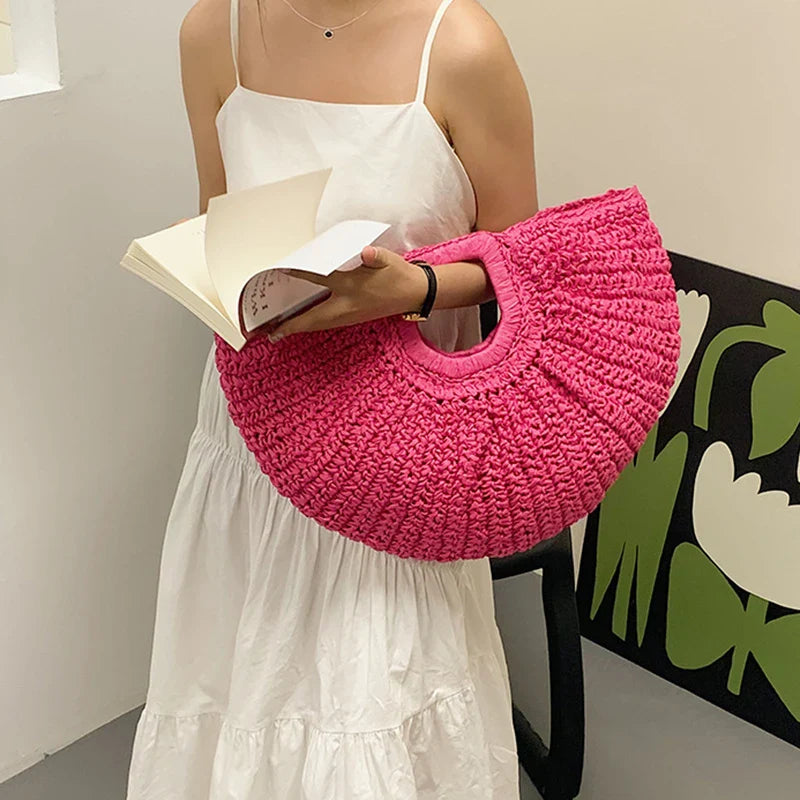 Sac à main Anja en paille naturelle pour femmes, parfait pour l'été et la plage, style bohème chic.