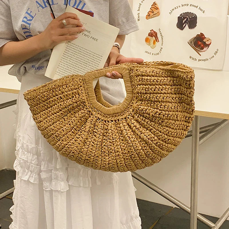 Sac en paille Anja tressée, accessoire de mode élégant pour femme, idéal pour une tenue estivale.