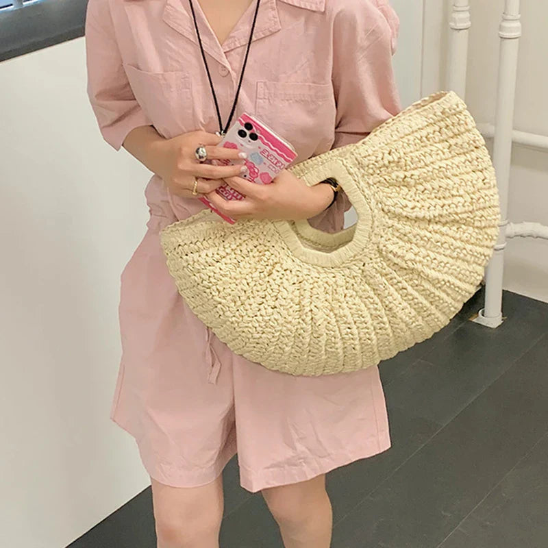 Sac Anja pour femme, sac de plage en paille avec anses robustes, alliant style et fonctionnalité.