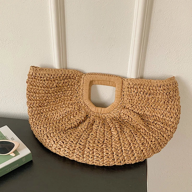 Sac de plage Anja pour femme, en paille naturelle, grand espace de rangement, style bohème élégant.