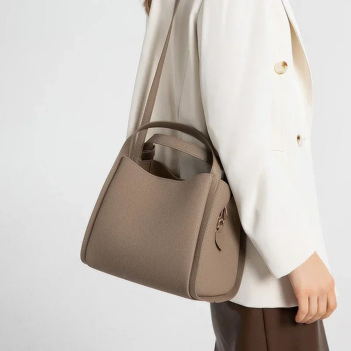 Sac à main Astride en cuir grainé noir pour femme, porté épaule, élégant et pratique