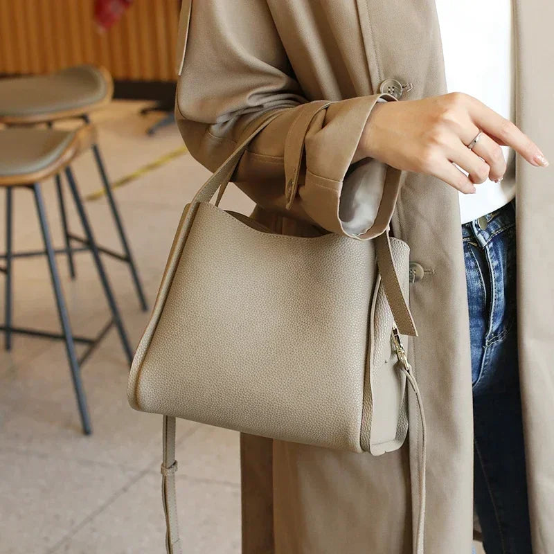 Vue arrière du sac à main Astride en cuir grainé, montrant sa doublure et ses finitions parfaites