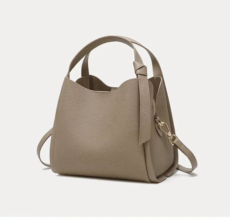 Sac femme Astride en cuir grainé marron, bandoulière ajustable, look mode et intemporel