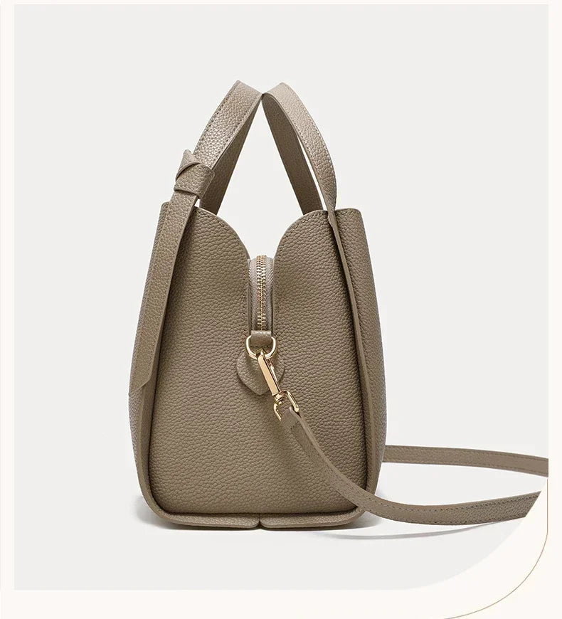 Accessoire femme: sac Astride en cuir grainé bleu marine, idéal pour le quotidien ou soirées