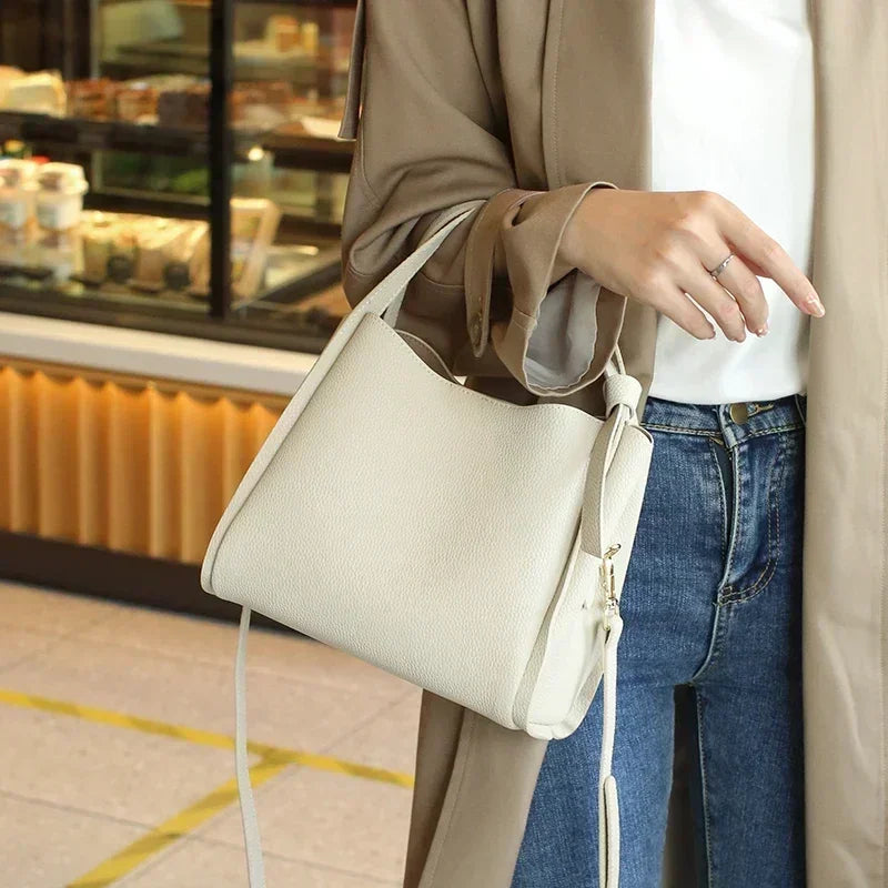 Mode: sac à main Astride bordeaux en cuir grainé, posé sur une table pour montrer son volume