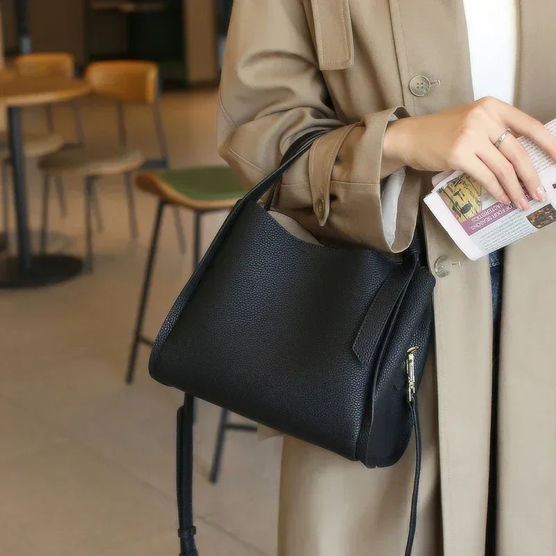 Détail du logo discret sur le sac à main Astride en cuir grainé, signe de qualité