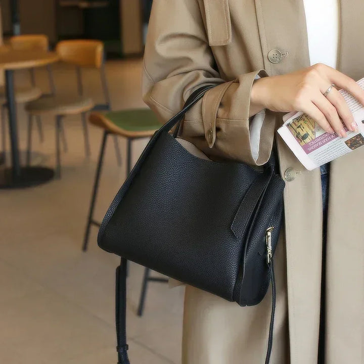 Détail du logo discret sur le sac à main Astride en cuir grainé, signe de qualité