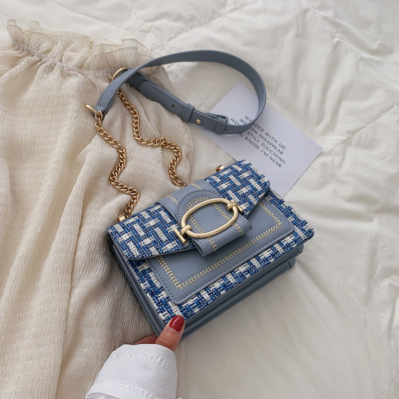 Gros plan sac à main Caroline élégant pour femmes, bandoulière réglable, texture similicuir