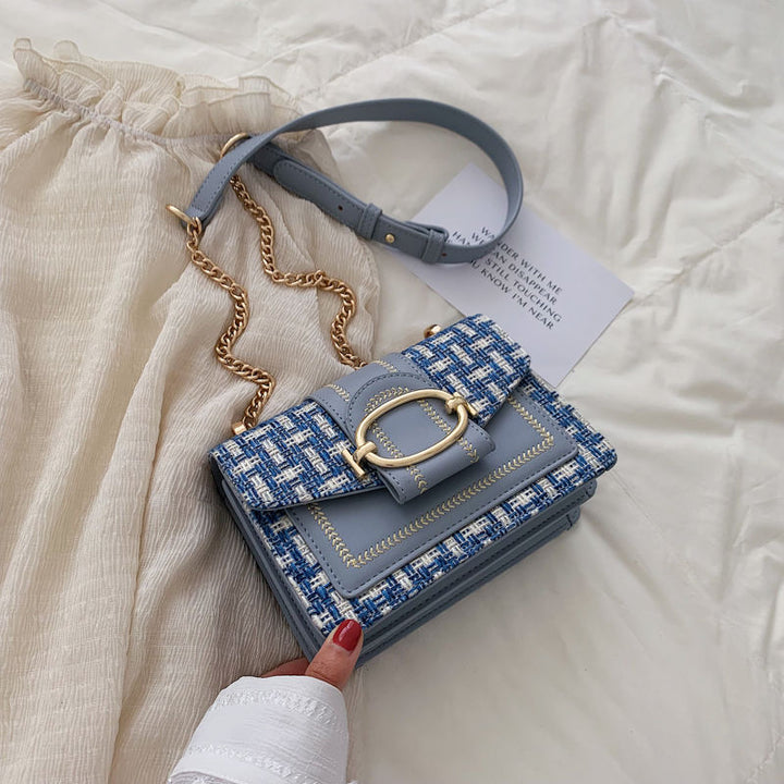 Gros plan sac à main Caroline élégant pour femmes, bandoulière réglable, texture similicuir