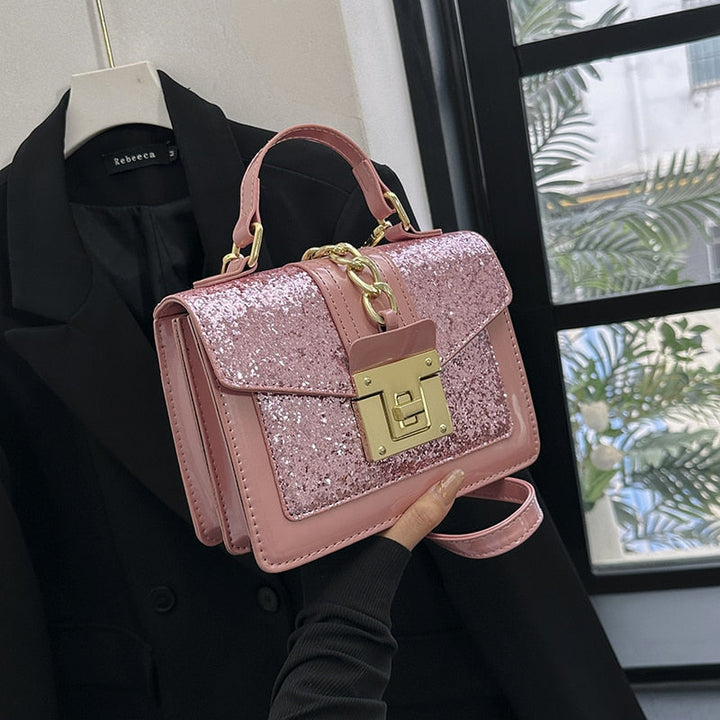 Sac carré mode pour femme avec paillettes éclatantes, idéal comme sac bandoulière pour soirées et événements.