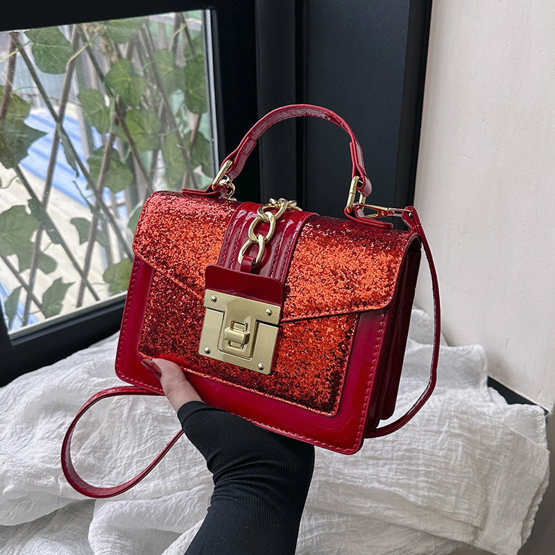Sac femme tendance avec paillettes éclatantes, sac bandoulière en cuir PU pour un look soirée raffiné.