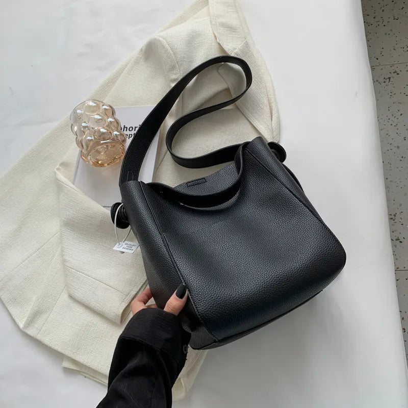 Sac à main bandoulière femme élégant en cuir synthétique, grand et polyvalent pour usage quotidien.