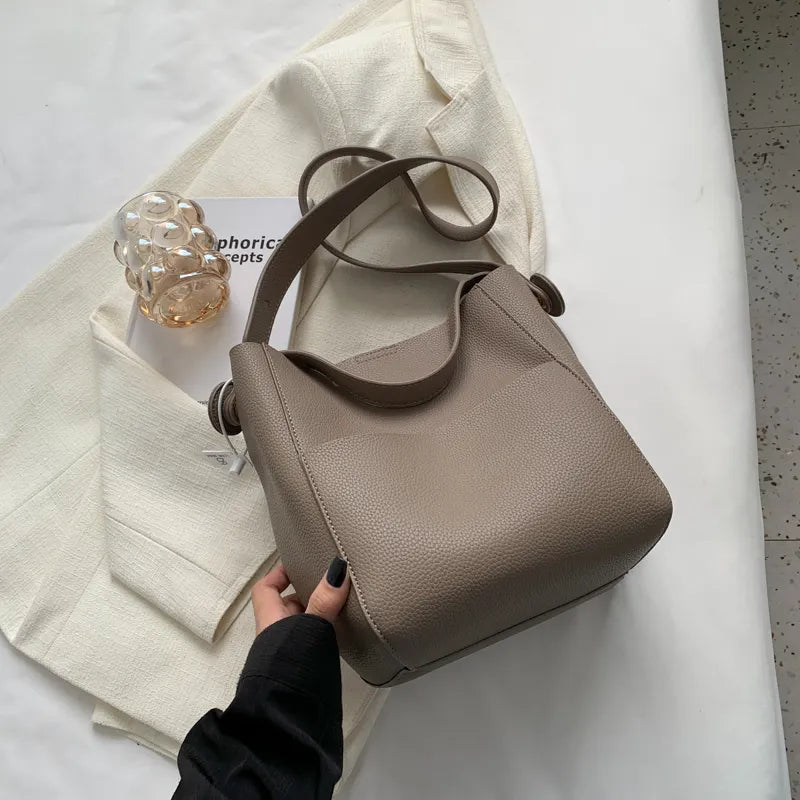 Sac seau chic pour femme, spacieux, avec bandoulière, accessoire mode en cuir synthétique.