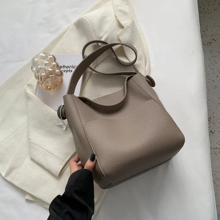 Sac seau chic pour femme, spacieux, avec bandoulière, accessoire mode en cuir synthétique.