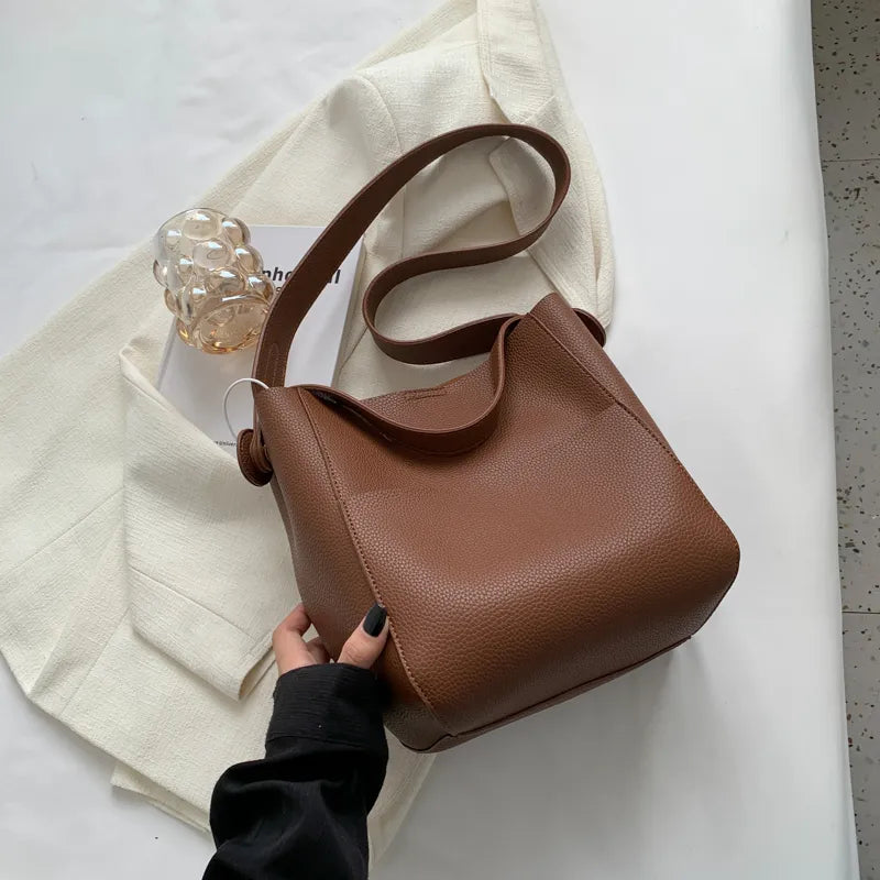 Grand sac bandoulière femme, style élégant, parfait pour la mode féminine et le quotidien.