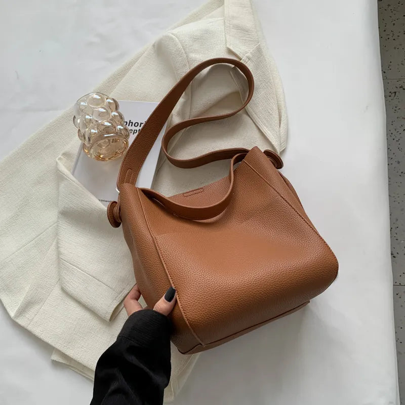 Sac à main femme polyvalent, cuir synthétique de qualité, design chic et spacieux.